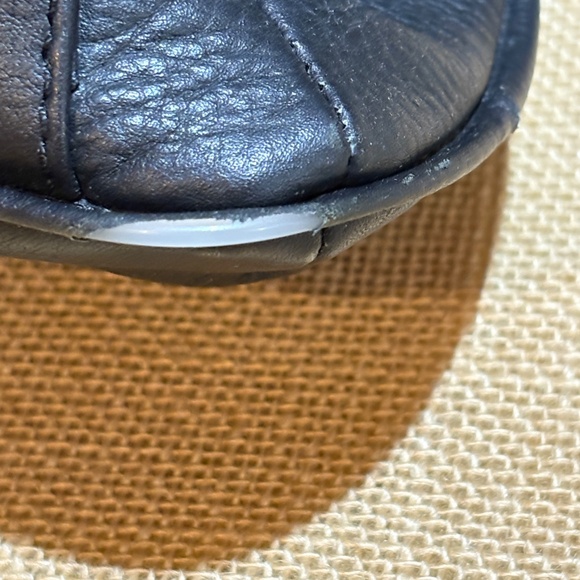 Rowallan of Scotland Genuine Leather Convertible Crossbody Backpack 11.5" X 10" - Picture 5 of 16